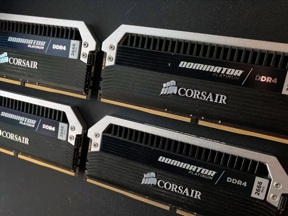 커세어 도미네이터 DDR4 32gb (8G * 4) - 안심되는 중고거래