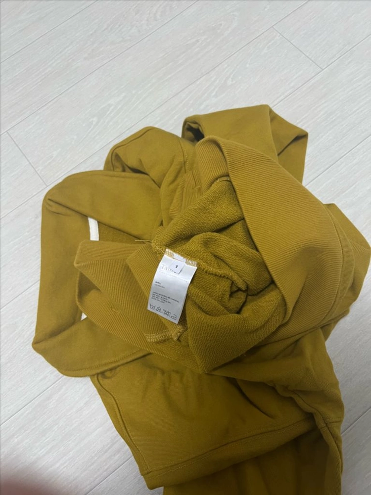 타일레 머스타드 맨투맨 이미지