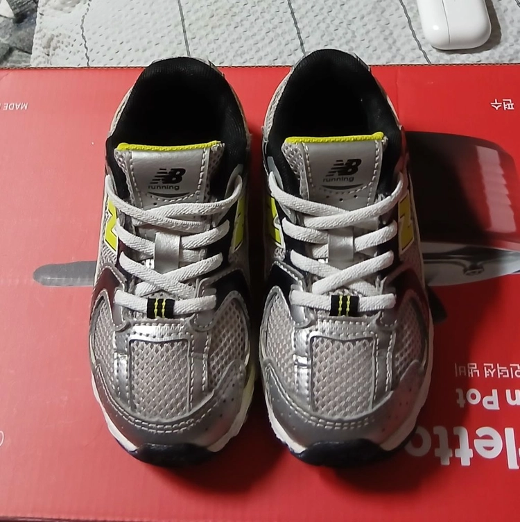 뉴발란스키즈 530 145사이즈 실버형광 운동화 24년12월 이미지