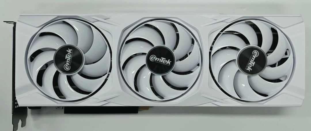 이엠텍 5060ti 16gb 3팬 화이트 5060Ti 이미지