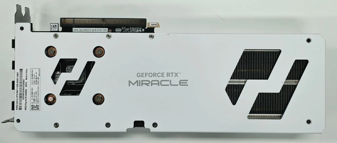 이엠텍 5060ti 16gb 3팬 화이트 5060Ti 이미지