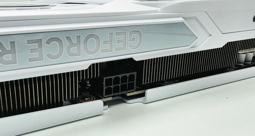 이엠텍 5060ti 16gb 3팬 화이트 5060Ti 이미지