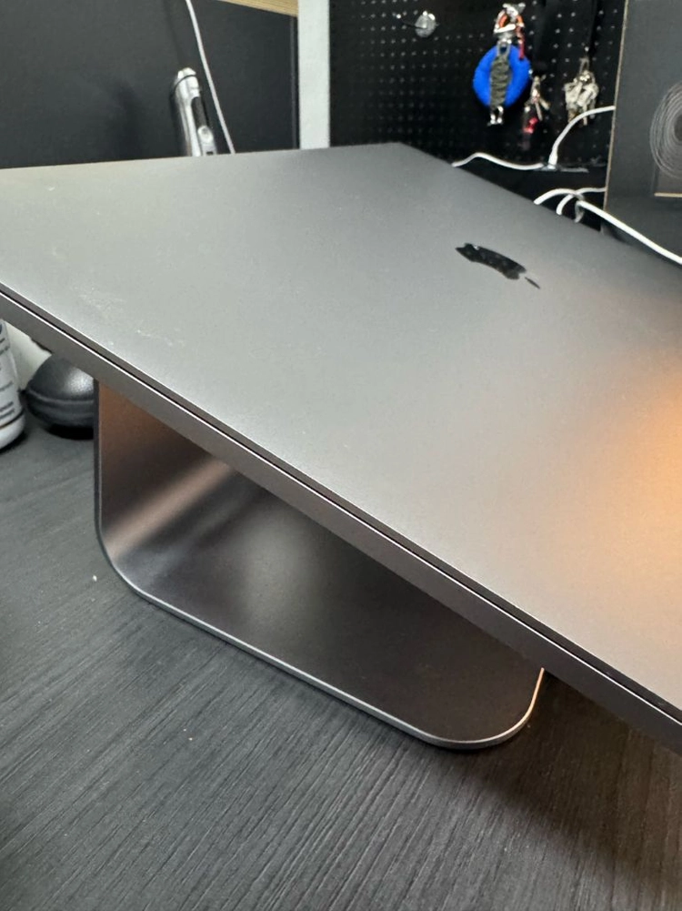 맥북 프로 16인치 2019 (i9, 16GB, 1TB, 135 사이클) 이미지