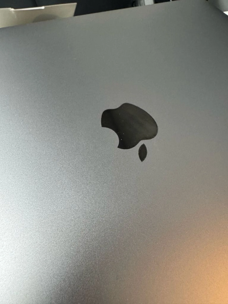 맥북 프로 16인치 2019 (i9, 16GB, 1TB, 135 사이클) 이미지