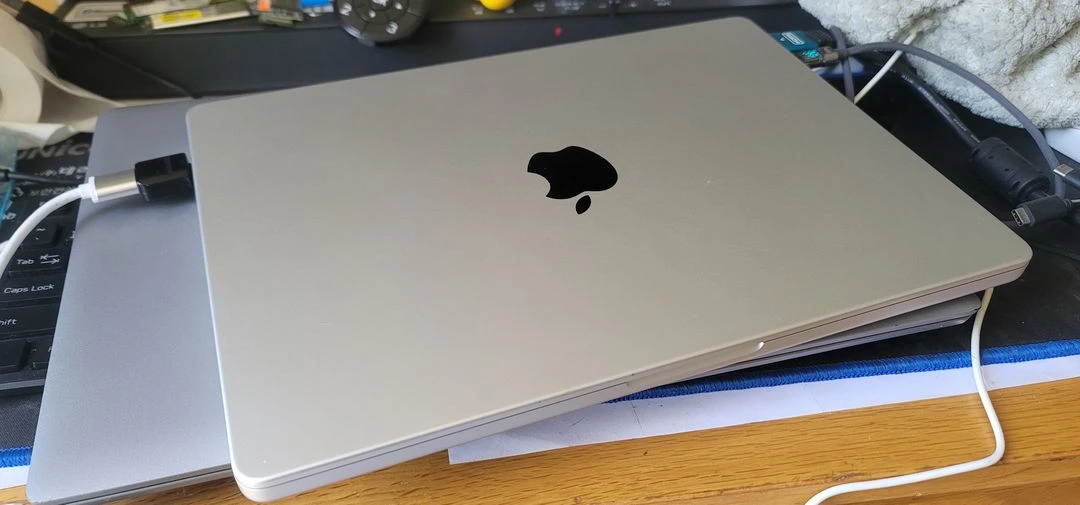 [액정만 불량 48사이클 S급] A2442 맥북 M1프로 16GB 512GB (썬더볼트 도킹포함) 이미지