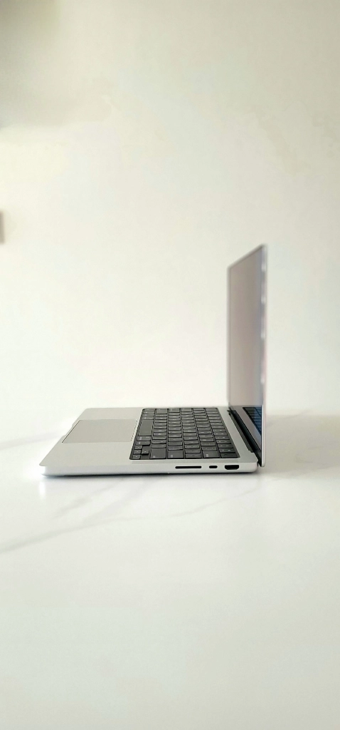 [액정만 불량 48사이클 S급] A2442 맥북 M1프로 16GB 512GB (썬더볼트 도킹포함) 이미지
