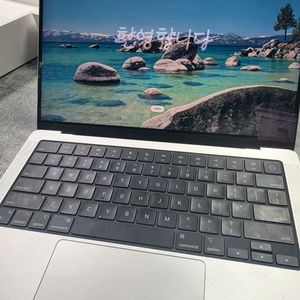 맥북 프로 M3 PRO 13인치 이미지