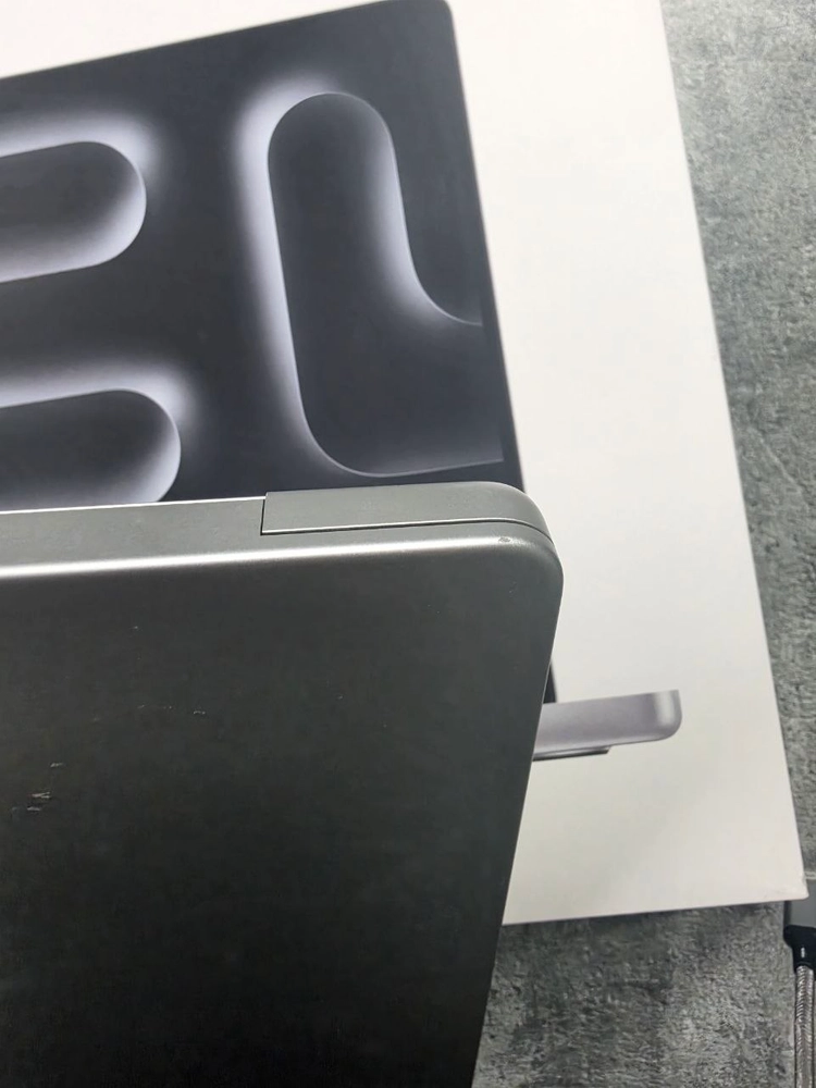 맥북 프로 M3 PRO 13인치 이미지