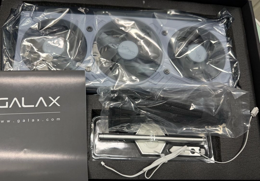 갤럭시 GALAX 지포스 RTX 5070 Ti EX GAMER WHITE OC D7 16GB 팝니다 이미지