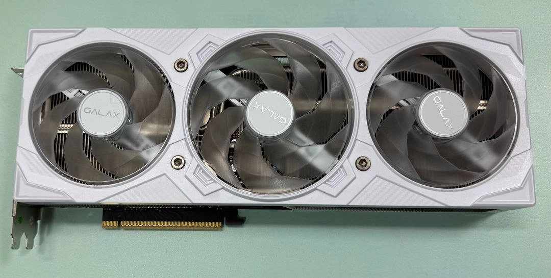 갤럭시 GALAX 지포스 RTX 5070 Ti EX GAMER WHITE OC D7 16GB 팝니다 이미지