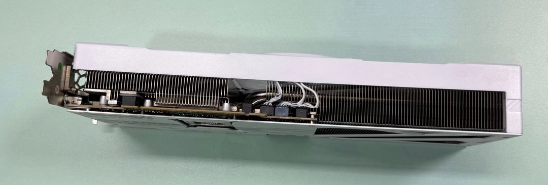 갤럭시 GALAX 지포스 RTX 5070 Ti EX GAMER WHITE OC D7 16GB 팝니다 이미지