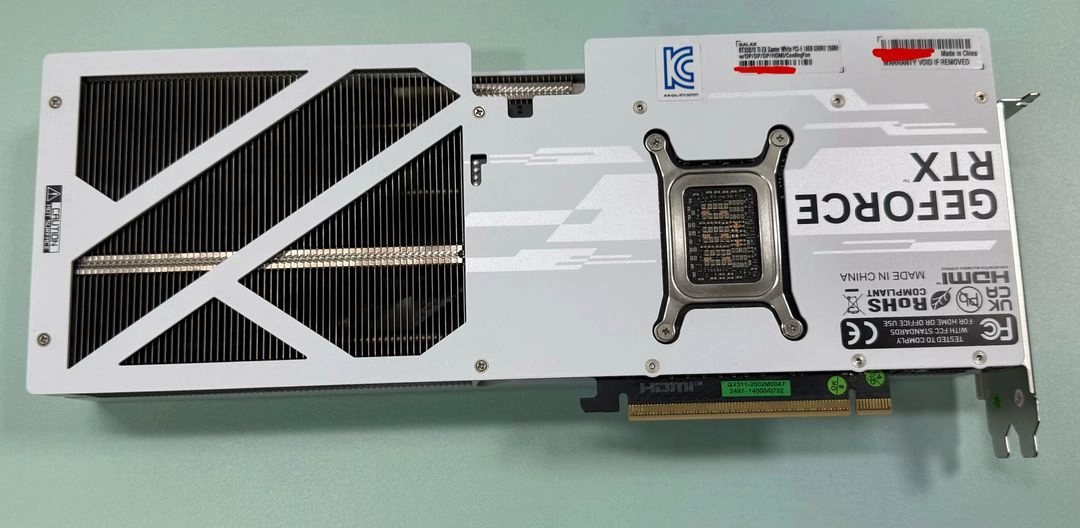 갤럭시 GALAX 지포스 RTX 5070 Ti EX GAMER WHITE OC D7 16GB 팝니다 이미지