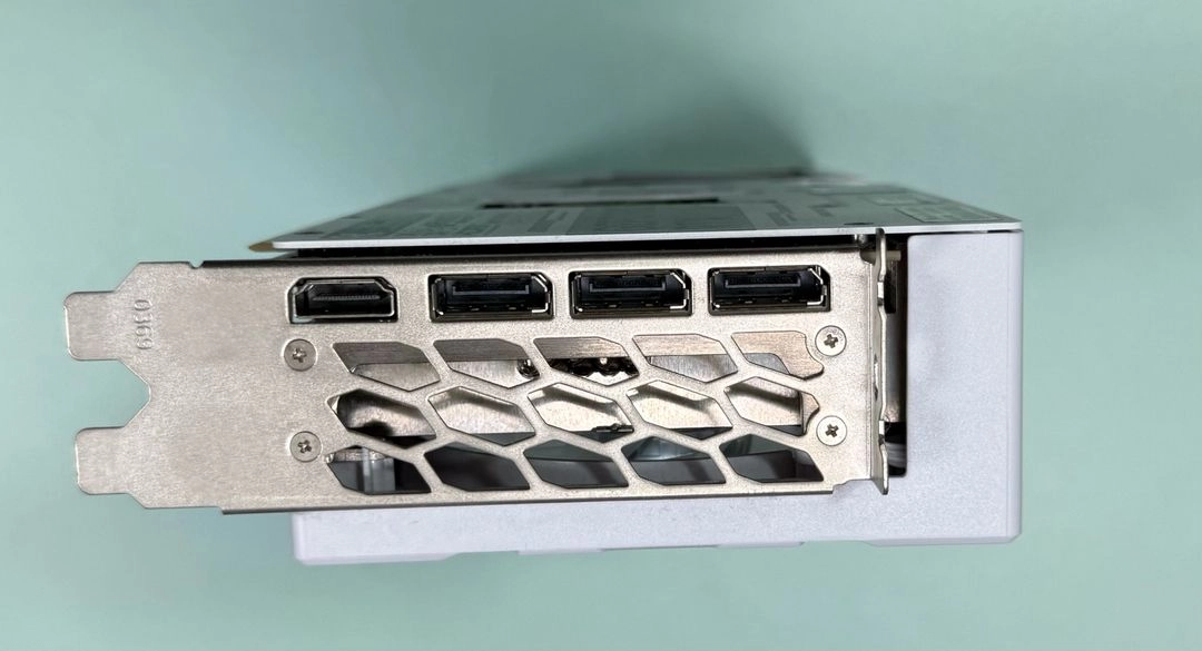 갤럭시 GALAX 지포스 RTX 5070 Ti EX GAMER WHITE OC D7 16GB 팝니다 이미지