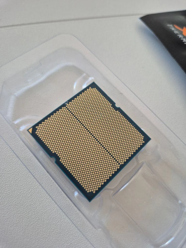 AMD 라이젠7 9700X CPU 이미지