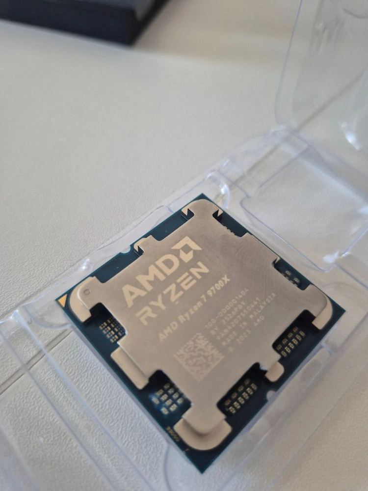 AMD 라이젠7 9700X CPU 이미지
