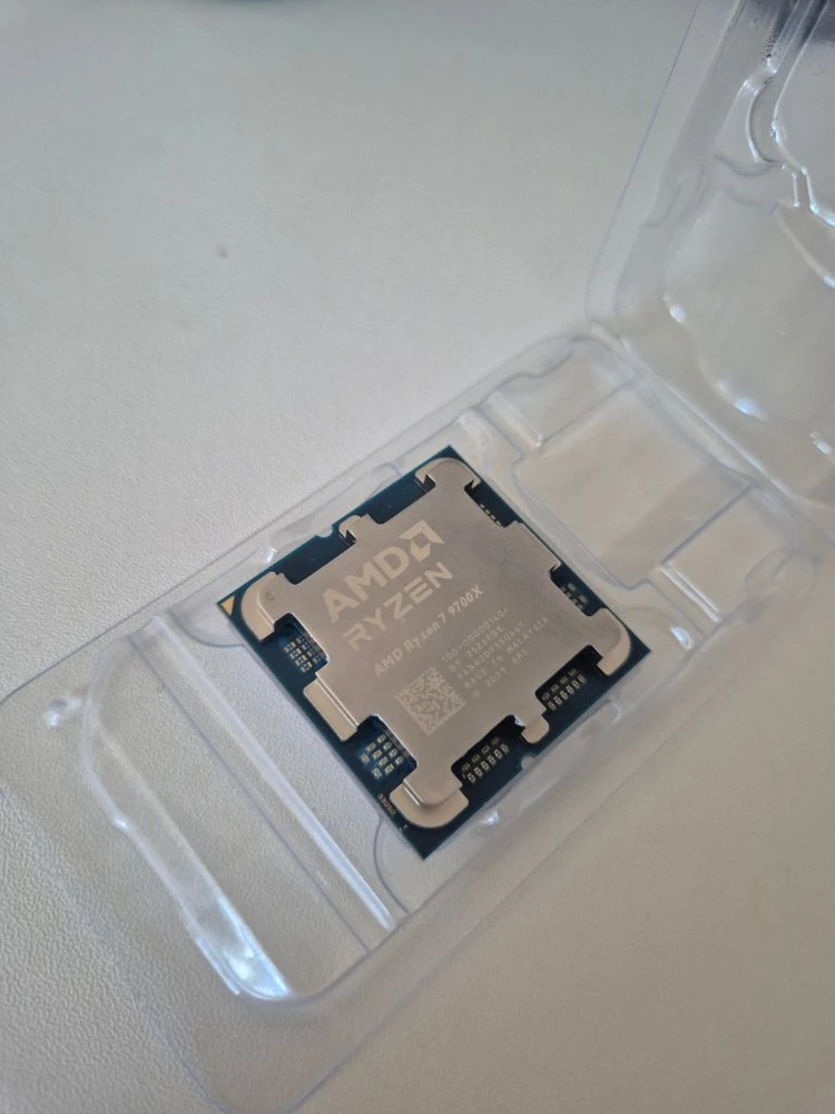 AMD 라이젠7 9700X CPU 이미지