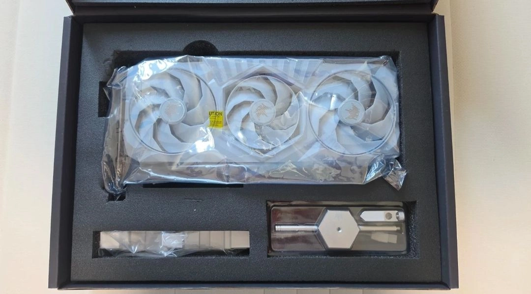 갤럭시 RTX 5070Ti HOF 화이트 이미지
