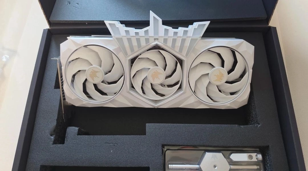 갤럭시 RTX 5070Ti HOF 화이트 이미지