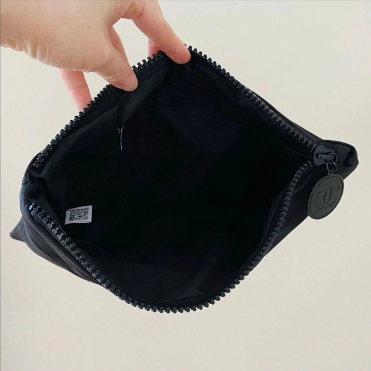 샤넬뷰티 패딩 파우치 이미지
