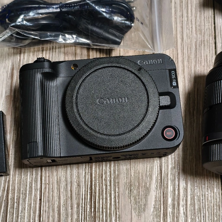 캐논 EOS R50V 카메라 + RF 14-30mm 렌즈 S급 이미지