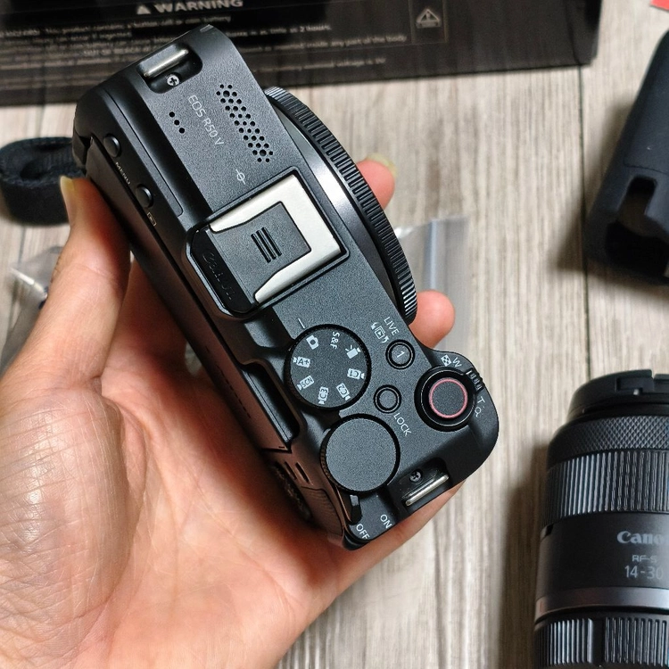 캐논 EOS R50V 카메라 + RF 14-30mm 렌즈 S급 이미지