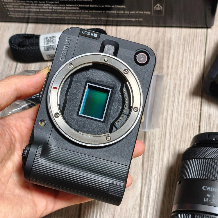 캐논 EOS R50V 카메라 + RF 14-30mm 렌즈 S급 이미지