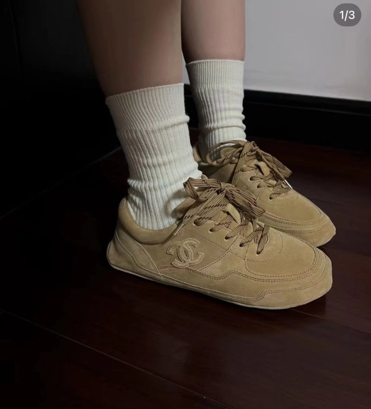 샤넬 스웨이드 카프스킨 다크 베이지 스니커즈 이미지