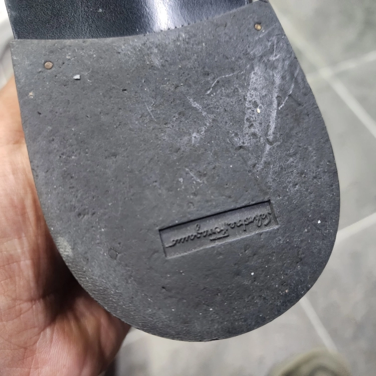 페라가모 간치니 비트 스퀘어토 가죽 로퍼 버건디브라운 260 이미지