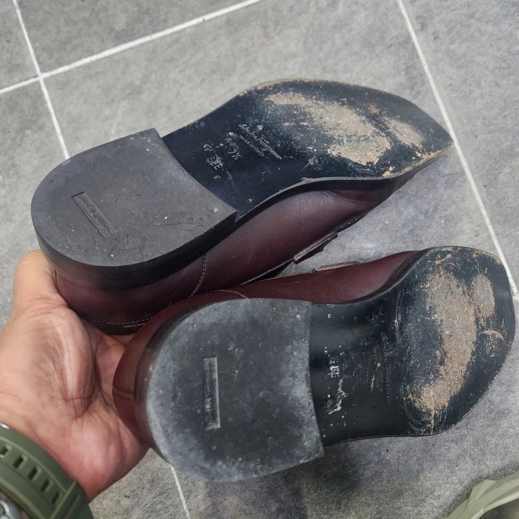 페라가모 간치니 비트 스퀘어토 가죽 로퍼 버건디브라운 260 이미지