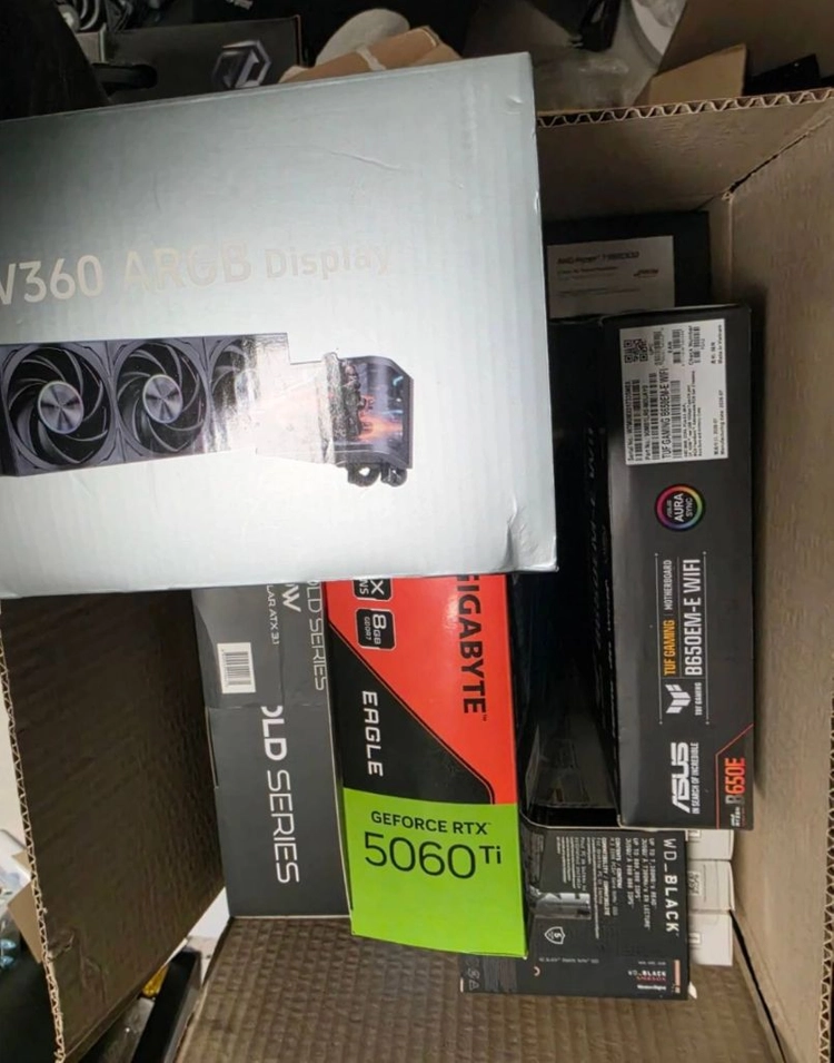 PC 9800X3D 5060ti 게이밍 컴퓨터 본체 이미지
