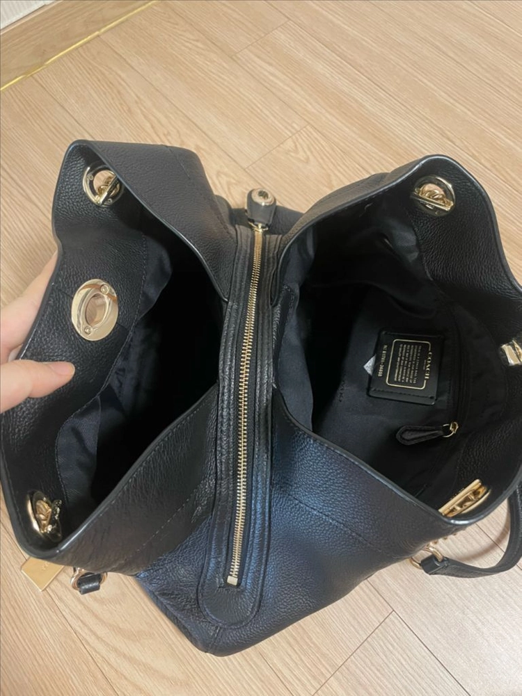 코치 가죽 숄더백 이미지