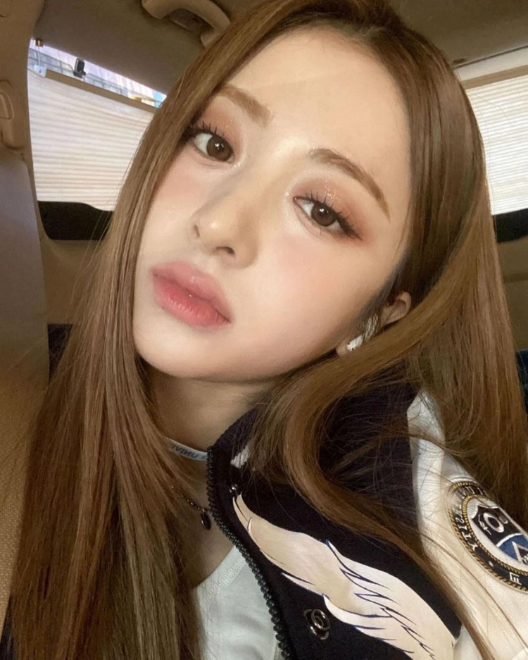 허윤진 섀도) 에뛰드 로아커 라즈베리요거트 이미지