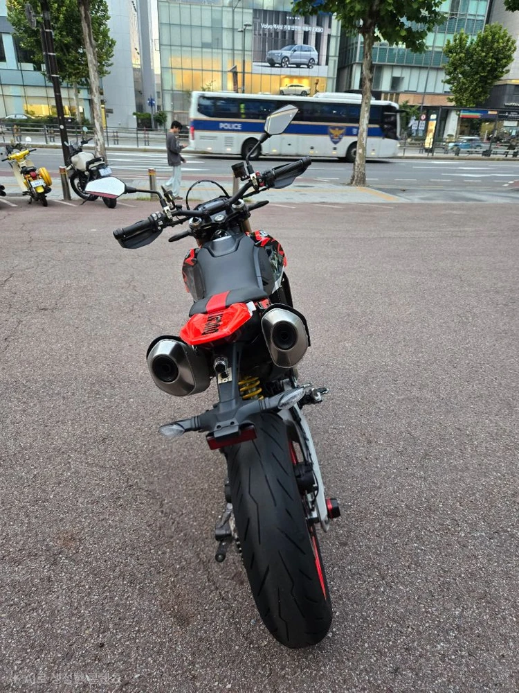 두카티 하이퍼모타드 698RVE 판매 이미지