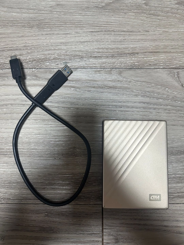 신품급 외장하드 WD My Passport 4tb usb-c 타입 골드 색상 판매합니다. 이미지