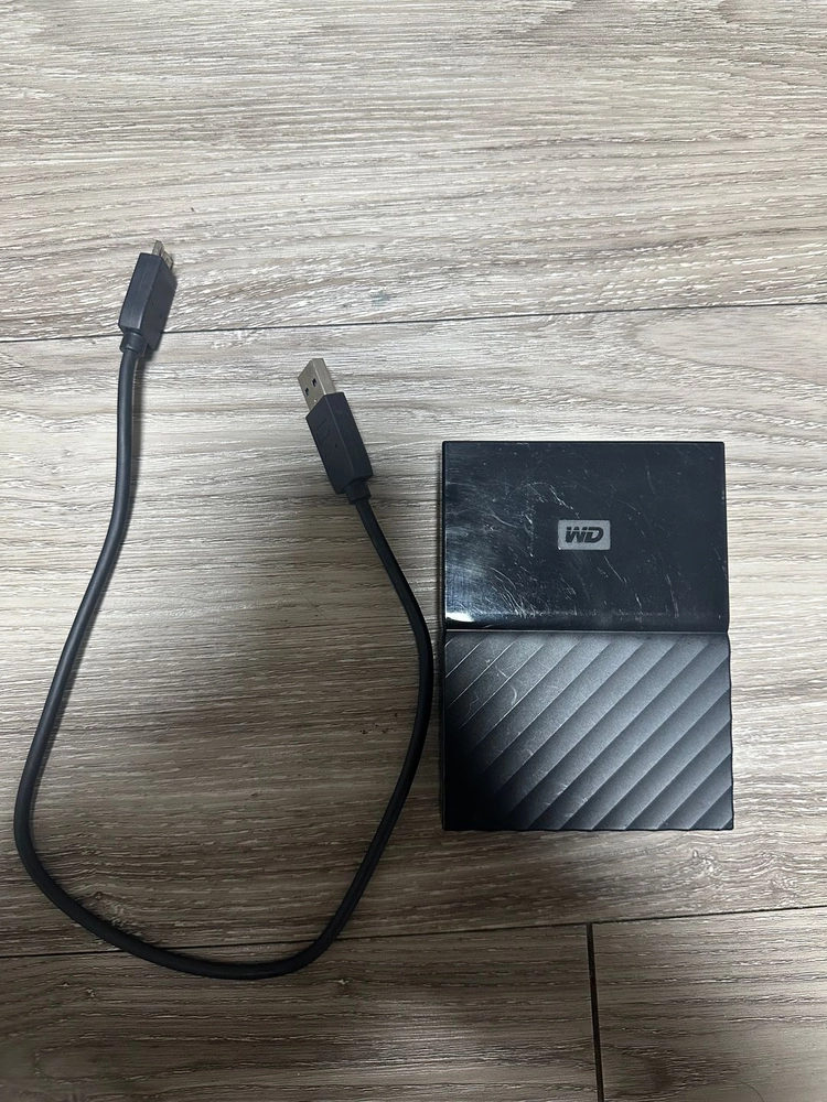 외장하드 WD My Passport 2tb 블랙 색상 판매합니다. 이미지