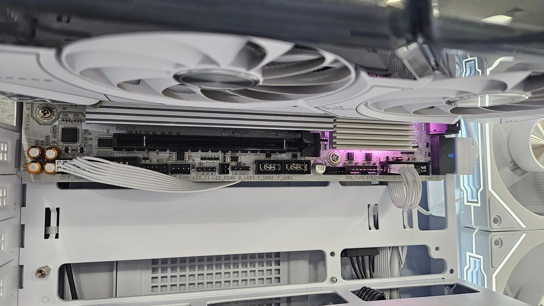 [화이트 감성 고성능 게이밍 PC] 라이젠 7800X3D + RTX 4070 SUPER 조합 완벽 세팅 이미지