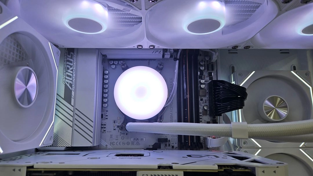[화이트 감성 고성능 게이밍 PC] 라이젠 7800X3D + RTX 4070 SUPER 조합 완벽 세팅 이미지