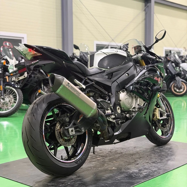 BMW s1000rr 16년식 아크라포빅 풀배기 구변o 준튜닝바이크 판매합니다 이미지