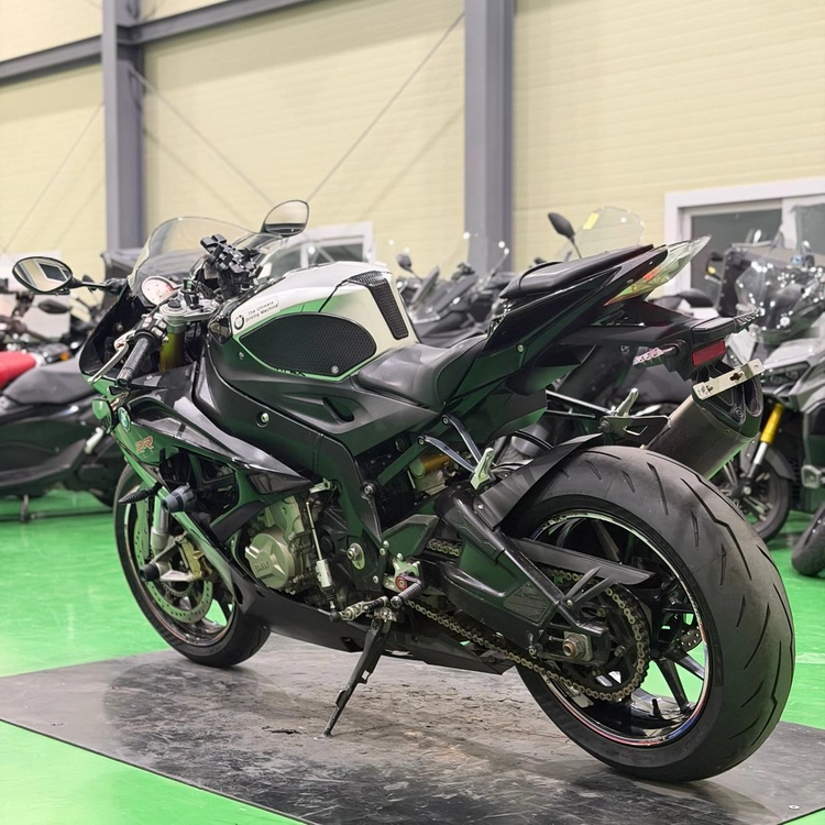 BMW s1000rr 16년식 아크라포빅 풀배기 구변o 준튜닝바이크 판매합니다 이미지