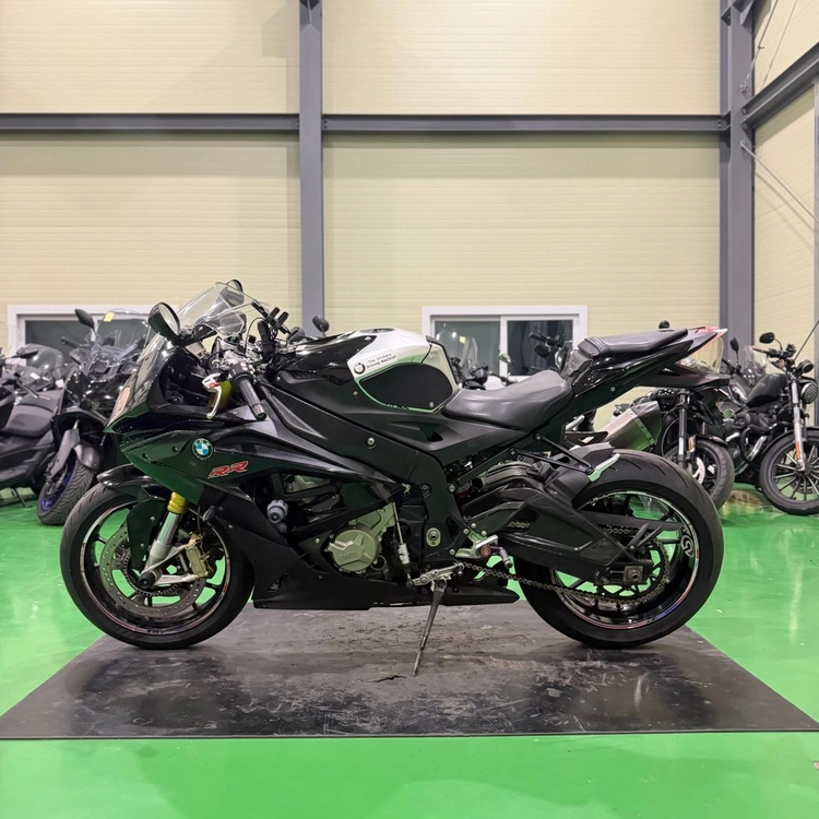 BMW s1000rr 16년식 아크라포빅 풀배기 구변o 준튜닝바이크 판매합니다 이미지