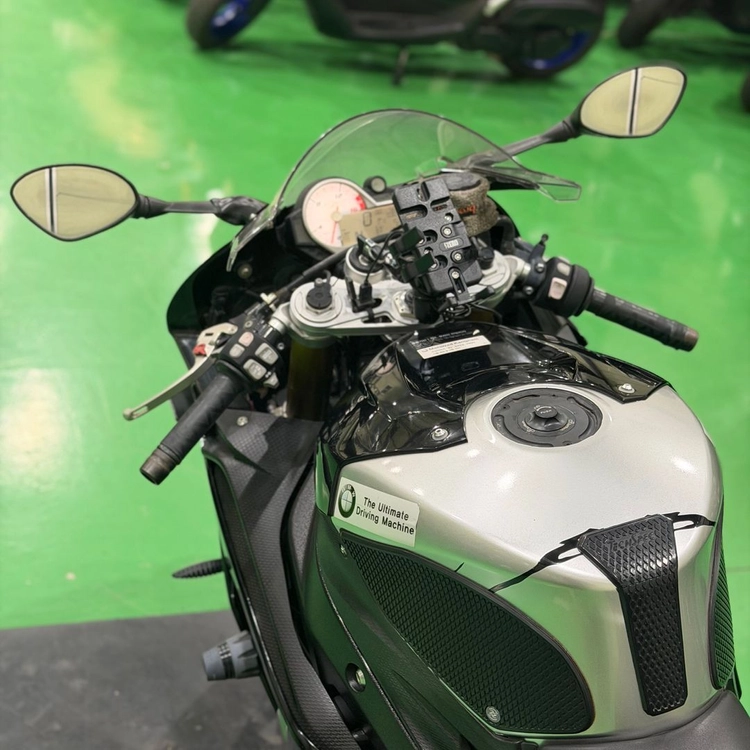 BMW s1000rr 16년식 아크라포빅 풀배기 구변o 준튜닝바이크 판매합니다 이미지