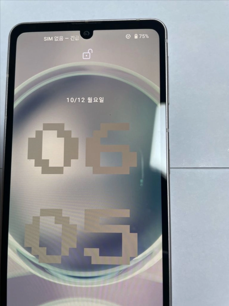 샤프 아쿠오스 스마트폰. AQUOS sense7 듀얼심 ,아주깨끗한상태,케이스포함 이미지