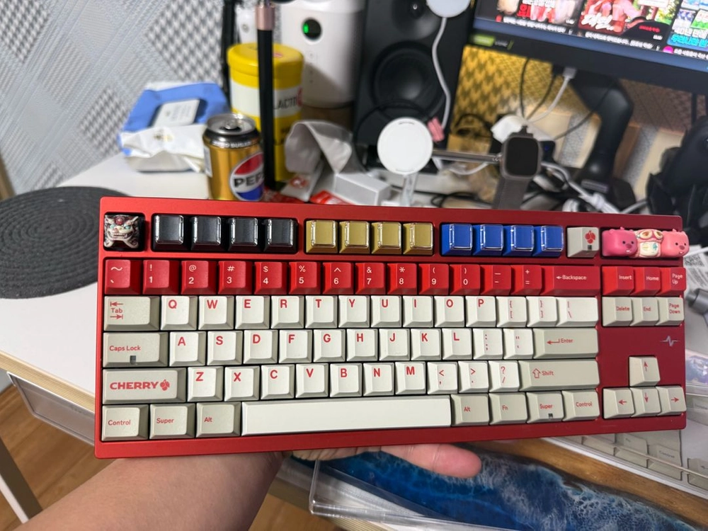 Wob Crush80 + 다신흑 스위치 + 스위치 gmk red alret(?)(타오발) + 포인트키캡 + 이미지