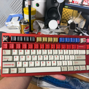 Wob Crush80 + 다신흑 스위치 + 스위치 gmk red alret(?)(타오발) + 포인트키캡 + 이미지