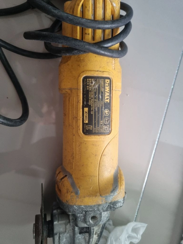 디월트 각도 그라인더 dwe8100t 이미지