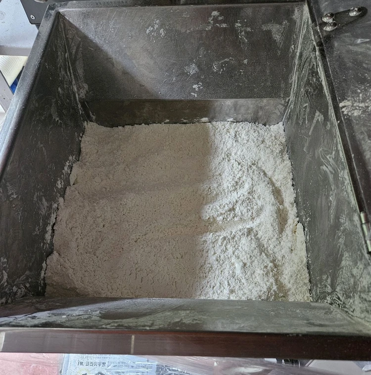 자동냉면반죽기 자동밀면반죽기 자동막국수반죽기 스텐 대형 팝니다. 이미지