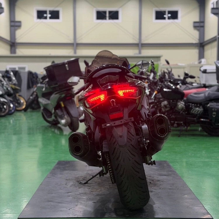 스즈키 gsx-1300r 하야부사 22년식 아크라포빅 구변o 2채널 블박셋팅 바이크 판매합니다 이미지