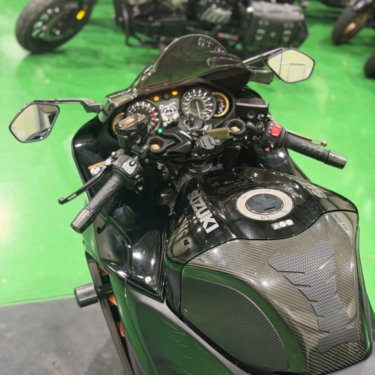 스즈키 gsx-1300r 하야부사 22년식 아크라포빅 구변o 2채널 블박셋팅 바이크 판매합니다 이미지