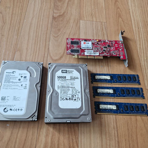 하드디스크 500GB 2개, 라데온 그래픽카드, 메모리카드 3개 이미지