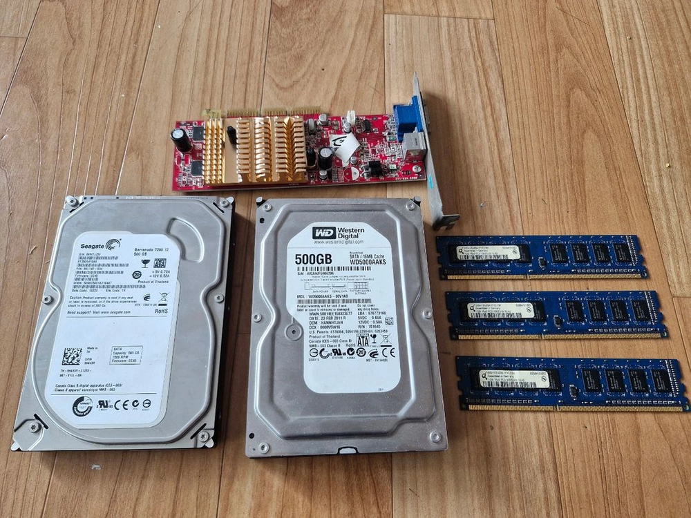 하드디스크 500GB 2개, 라데온 그래픽카드, 메모리카드 3개 이미지